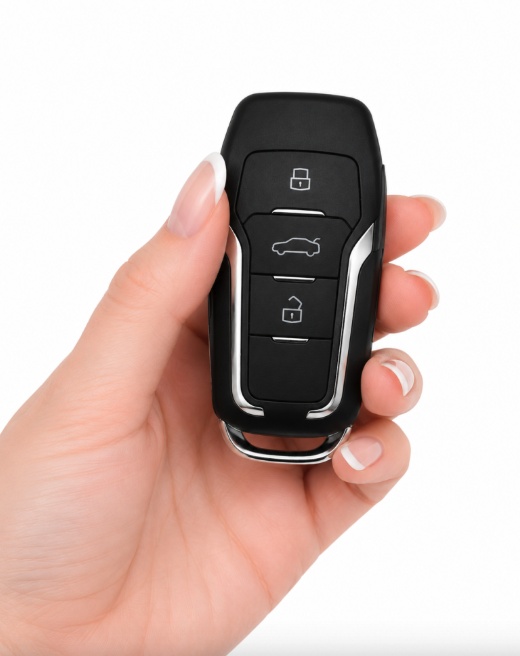 Telecamera nascosta nera nella chiave dell’auto tenuta nella mano di una donna