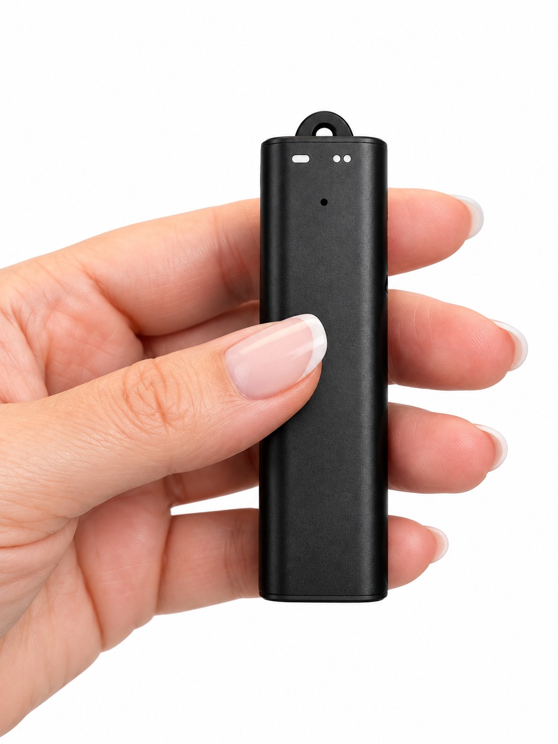 Mini registratore nero in una mano femminile