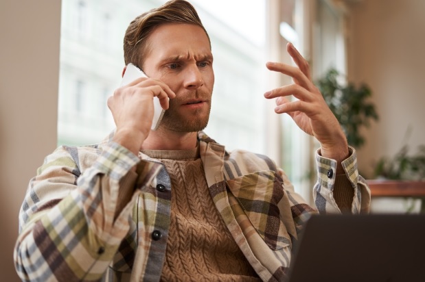 Un uomo è infastidito da una telefonata
