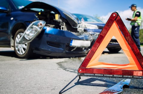 Policajt zapisuje škodovú udalosť